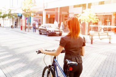 Genç kadın üzerinde bisiklet commuting