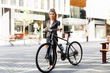 Genç kadın üzerinde bisiklet commuting