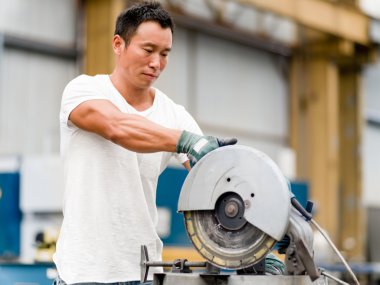 Asya işçi fabrikada üretim tesisi