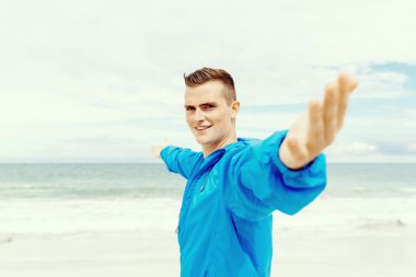 Silah spor giyim ile genç adam uzanmış