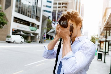 Erkek fotoğrafçı alarak resim