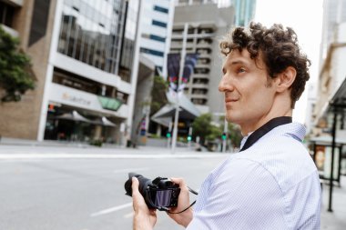 Erkek fotoğrafçı alarak resim