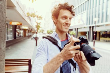 Erkek fotoğrafçı alarak resim