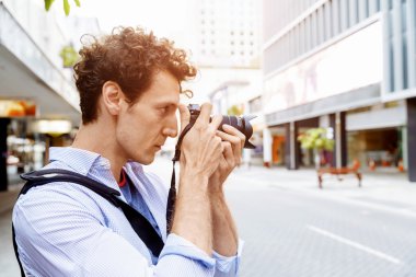 Erkek fotoğrafçı alarak resim