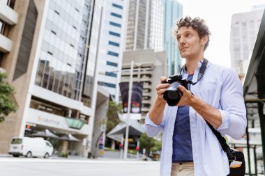 Erkek fotoğrafçı alarak resim