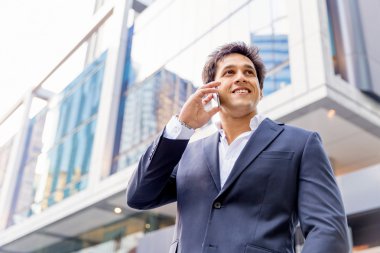 Cep telefonu açık havada ile kendine güvenen işadamı portresi