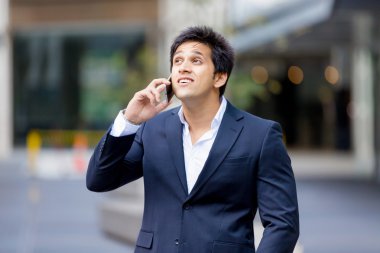 Cep telefonu açık havada ile kendine güvenen işadamı portresi