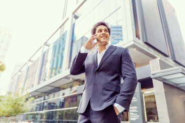 Açık havada kendinden emin bir iş adamının portresi.