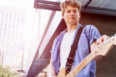 Gitar City ile genç müzisyen