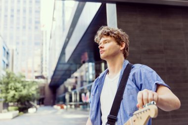 Gitar City ile genç müzisyen