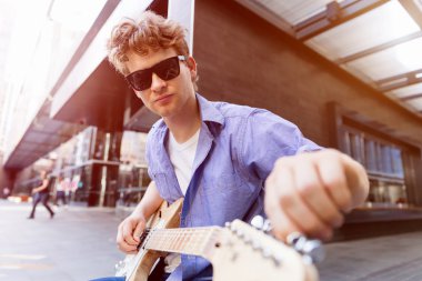 Gitar City ile genç müzisyen