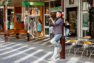 Erkek fotoğrafçı alarak resim