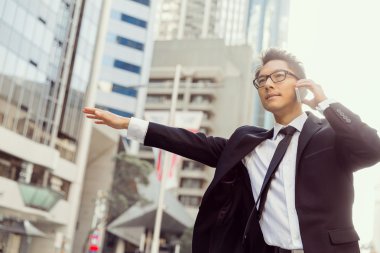 Bir taksi şehirde sallayarak