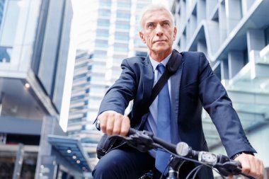 Başarılı bir iş adamı binicilik bisiklet