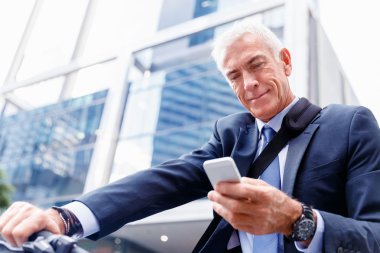 Cep telefonu ile bisiklet üzerinde başarılı iş adamı