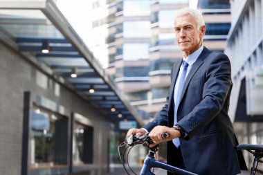 Başarılı bir iş adamı binicilik bisiklet