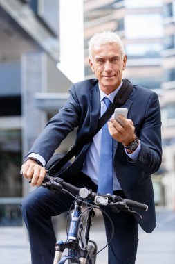 Başarılı bir iş adamı binicilik bisiklet