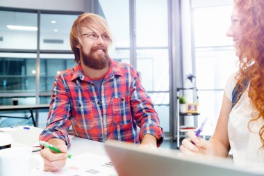 birlikte çalışan iki ortak çalışanlar