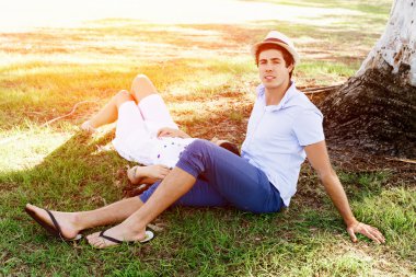 Parktaki genç çift.