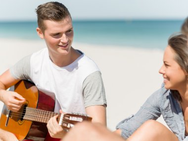 Sahilde gitar ile güzel gençler