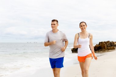 Kaçakçıları. Plajda çalışan genç Çift