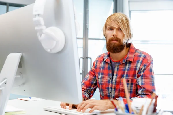 Hombre de negocios guapo en el cargo — Foto de Stock