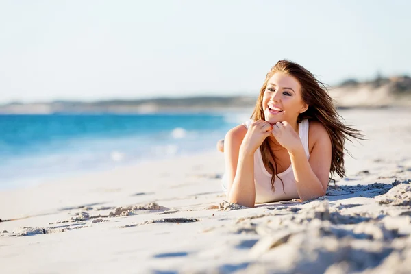 Młoda kobieta relaksująca się na plaży — Zdjęcie stockowe