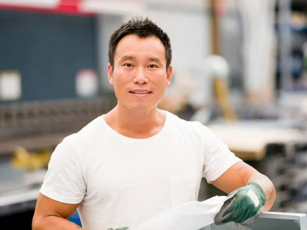 Asian worker in production plant on the factory floor — Stock Photo, Image