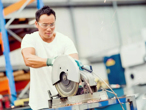 Travailleur asiatique dans l'usine de production sur le plancher de l'usine — Photo