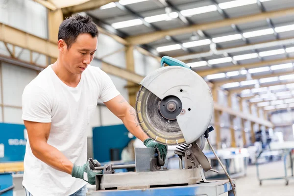 Asiatische Arbeiter in der Produktionsanlage auf dem Fabrikboden — Stockfoto
