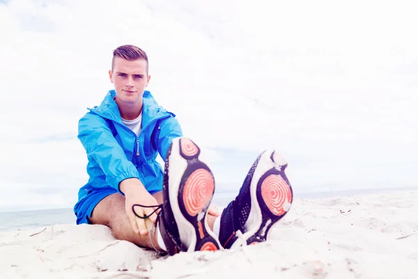 Man opleiding op strand buiten — Stockfoto