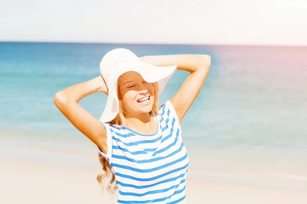 Junge Frau entspannt am Strand — Stockfoto