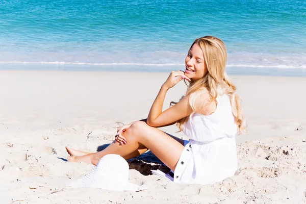 Jonge vrouw ontspannen op het strand — Stockfoto