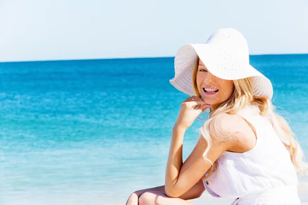 Jonge vrouw ontspannen op het strand — Stockfoto