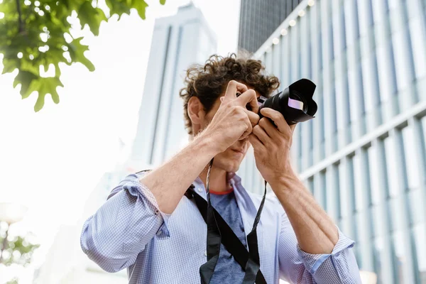 Fotógrafo masculino tomando fotos — Foto de Stock