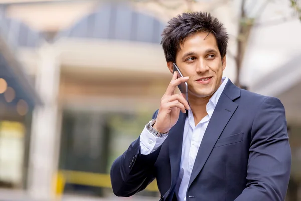 Retrato de empresario confiado con teléfono móvil al aire libre —  Fotos de Stock