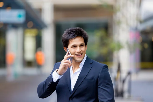 Retrato de empresario confiado con teléfono móvil al aire libre —  Fotos de Stock