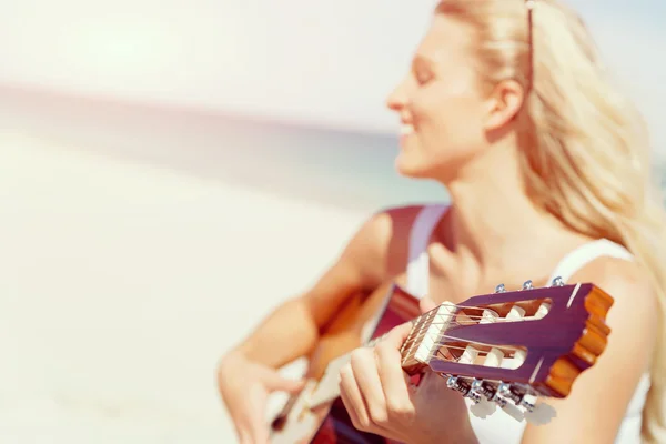 Hermosa joven tocando la guitarra en la playa —  Fotos de Stock