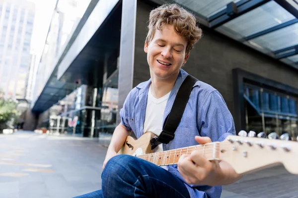 Fiatal zenész, gitár, város — Stock Fotó