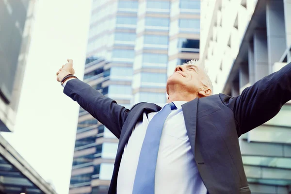 Retrato de empresario confiado al aire libre —  Fotos de Stock