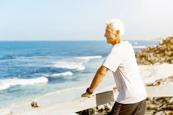 Man på stranden i sportkläder — Stockfoto