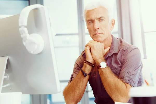 Hombre de negocios guapo en el cargo — Foto de Stock