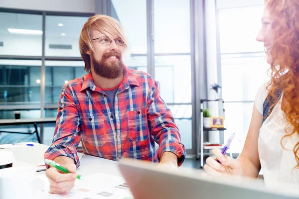 Dos compañeros de trabajo trabajando juntos — Foto de Stock