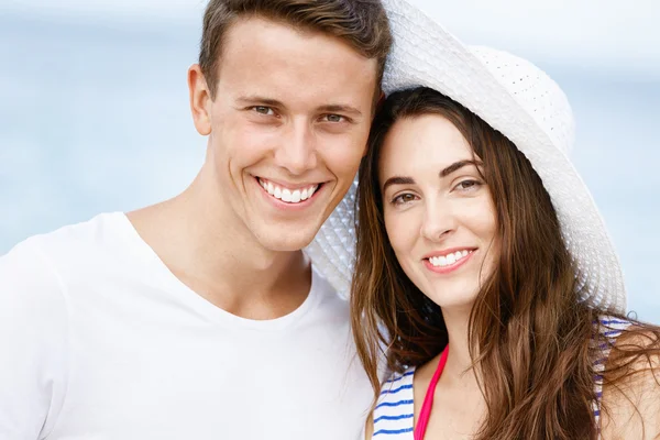 Romantische jonge paar op het strand — Stockfoto