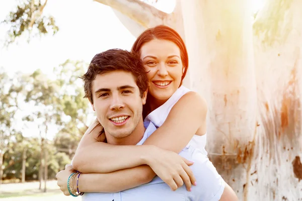 Jeune couple dans le parc — Photo