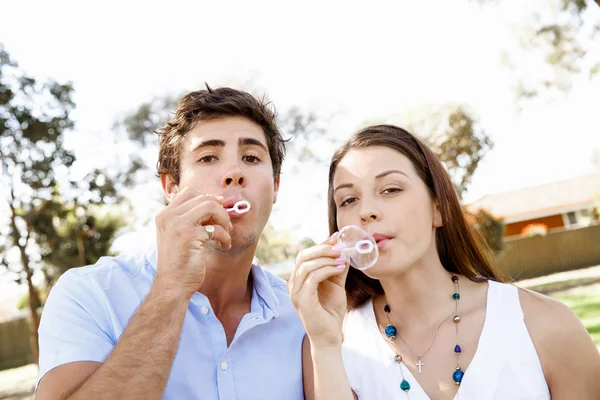 Couple dans le parc — Photo