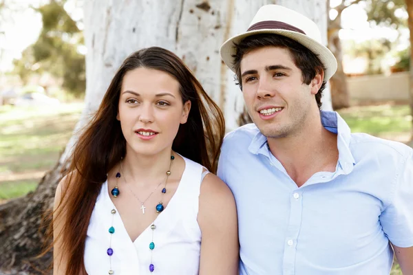 Jeune couple dans le parc — Photo