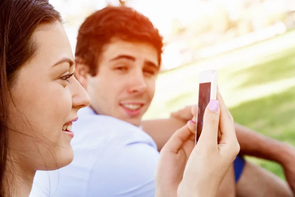 Jeune couple dans le parc — Photo