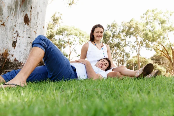 Jeune couple dans le parc — Photo