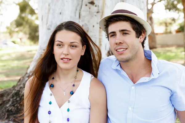 Jeune couple dans le parc — Photo